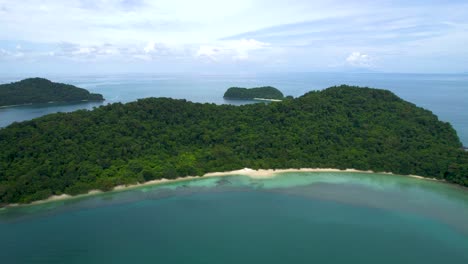 Montañas-Boscosas-Verdes-En-La-Isla-Tropical-De-La-Isla-De-Arroz-Húmedo-En-Kedah,-Malasia
