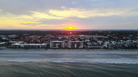 Jacksonville-Beach-Fl-Bei-Sonnenuntergang,-Der-über-Wasser-Absteigt