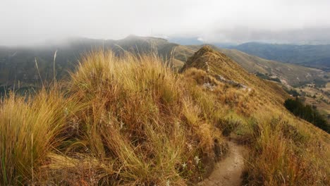 Camino-Del-Borde-Del-Borde-Que-Rodea-El-Lago-Del-Cráter-Quilotoa-En-Ecuador