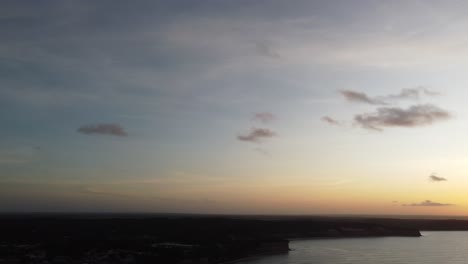 Schwenken-Der-Schönen-Brasilianischen-Wolken-Zum-Sonnenuntergang-Im-Nordosten-Von-Pipa-Brasilien
