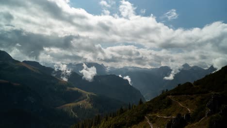 Timelapse-De-Nubes-En-Las-Montañas-Superiores-En-Medio-Del-Día-En-Baviera,-Alemania