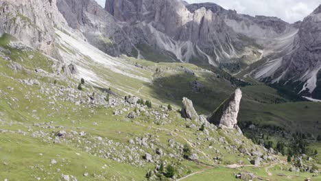 Camino-De-Montaña-En-Dolomitas-Italianas,-Vista-Aérea-Del-Paisaje-Montañoso-Rocoso