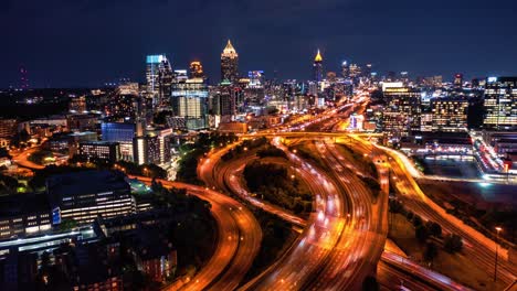 Atlanta-Night-Drone-Hyper-lapse,-Centro-De-La-Ciudad,-Empujar-Hacia-Adelante-Revelar-Tiro