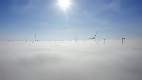 Windkraftanlagen-über-Dichten-Nebligen-Wolken-Am-Sonnigen-Morgen