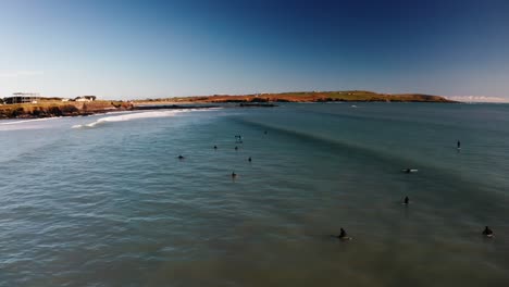 Playa-De-Garretstown,-Corcho,-Irlanda,-Vista-Aérea-De-Los-Surfistas