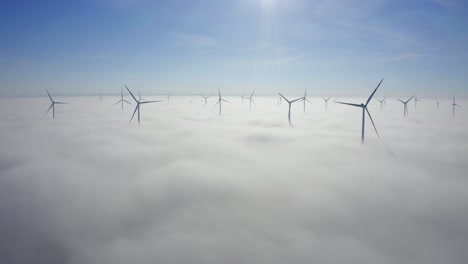 Windkraftanlagen-An-Einem-Nebligen-Himmel-Im-Morgengrauen