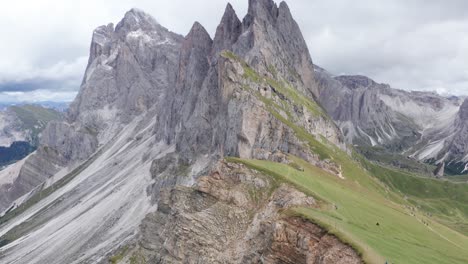 Jagged-tips-of-Fermeda---Puez-Odle-Nature-Park,-Dolomites