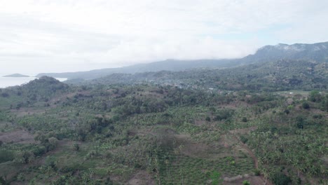 Sehr-Lange-Luftaufnahme-Von-Dschungel,-Landschaft-Und-Dorf-Am-Ende-Auf-Der-Insel-Komoren
