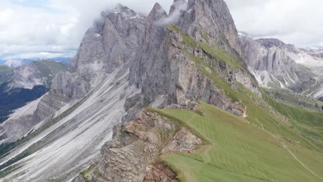 Pintoresco-Ridgeline-Seceda-Con-Torres-Fermeda,-Dolomitas