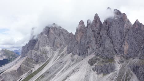 Schroffe-Gipfel-Des-Ikonischen-Geislermassivs,-Die-In-Wolken-Ragen,-Dolomiten