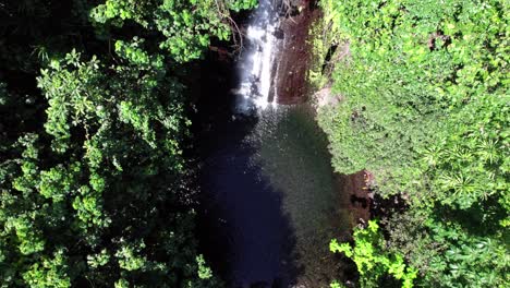 Wasserfall-Mitten-Im-Regenwald-Ohne-Menschen-Und-Kleiner-See,-Entspannend