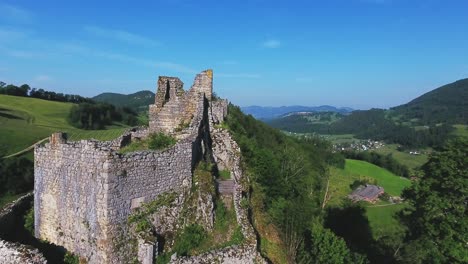 Schloss-Alt-bechburg-Ist-In-Holderbank-Des-Kantons-Solothurn-In-Der-Schweiz