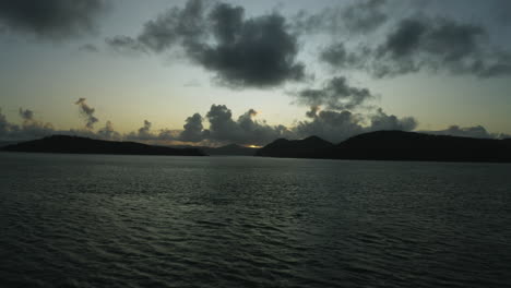 Toma-De-Drones-Del-Amanecer-Sobre-Islas-Tropicales-Y-Nubes