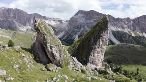 Filmische-Luftaufnahme-Der-Italienischen-Dolomiten,-Der-Zwillingsgipfel-Der-Pieralongia-Umlaufbahn