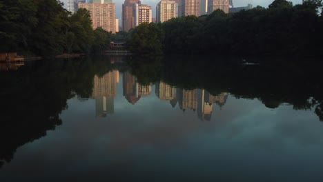 Atlanta-Morgen-Drohne-Enthüllt-Eine-Aufnahme-Von-Midtown-über-Dem-See-Mit-Reflexionen