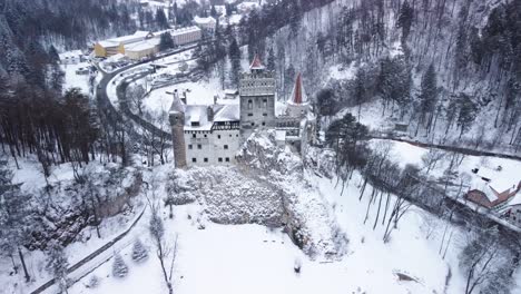 Bran-Castle-dressed-in-snow,-the-legendary-landscape-of-Dracula