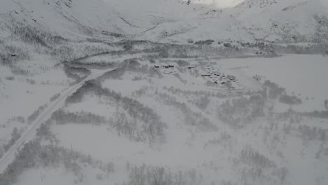 Pueblo-Noruego-En-El-ártico-Durante-El-Invierno