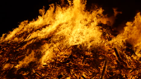 Eine-Mittlere-Schwenkaufnahme-Eines-Riesigen-Lagerfeuers,-Das-In-Zeitlupe-Brennt,-Aufgenommen-Mit-180-Bildern-Pro-Sekunde