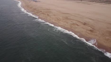 Drohnenaufnahme-Blick-über-Den-Strand