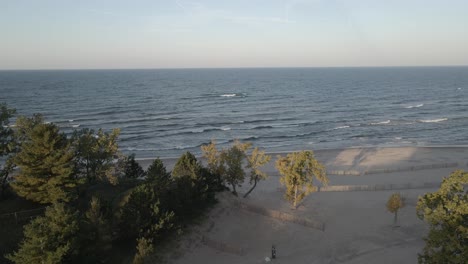 The-shoreline-of-Lake-Michigan-with-cresting-whitecaps