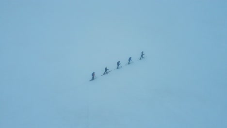 Esquiadores-En-El-Glaciar-Escalan-Las-Montañas-Silvretta-En-Suiza
