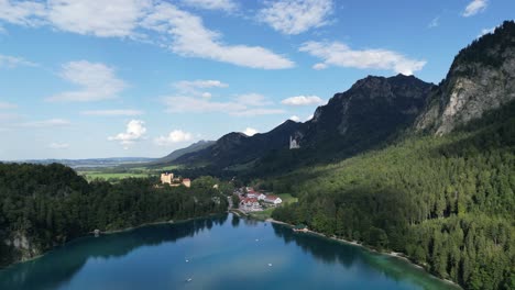 Lago-Alpsee-En-Alemania-Cerca-De-Fussen-Drone-Vista-Aérea