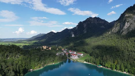 Castillo-De-Hohenschwangau-Lago-Alpsee-En-Alemania-Cerca-De-Fussen-Drone-Vista-Aérea