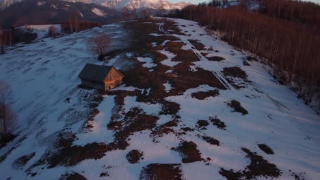 Sonnenuntergang-über-Dem-Dorf-Bran-Im-Winter