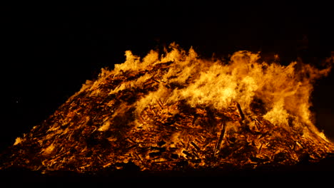 Wide-shot-of-a-huge-bonfire-burning-in-slow-motion,-shot-in-180fps