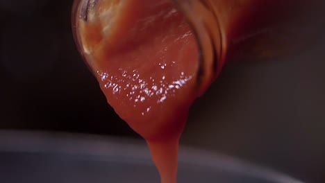 Primer-Plano-De-Salsa-De-Tomate-Rojo-Vertido-De-Botella-De-Vidrio