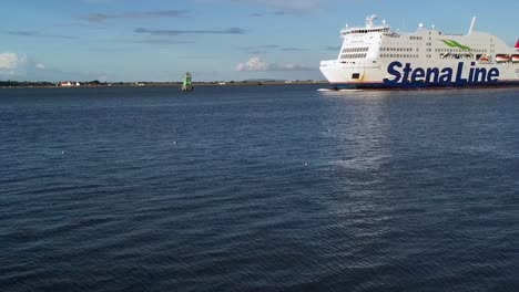 Stena-Line-Cross-Channel-Ferry-arriving-at-Dublin-Port