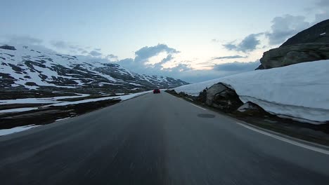 Un-Recorrido-Panorámico-Por-La-Campiña-Noruega-Siguiendo-A-Otro-Vehículo