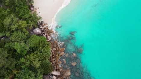 Vista-Aérea-De-Las-Playas-Más-Hermosas-Y-Aguas-Turquesas-De-Las-Seychelles