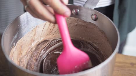 Bäcker-Mischt-Schokoladenganache-In-Zeitlupe