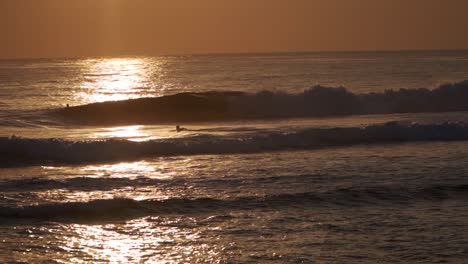 Große-Wellen,-Die-Bei-Sonnenuntergang-Auf-Wartende-Surfer-Krachen---Slomo
