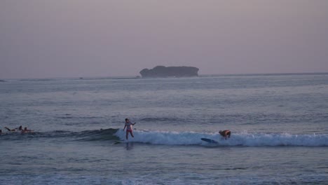 Surfen-An-Einem-Tropischen-Strand-In-Der-Morgen--Oder-Abenddämmerung