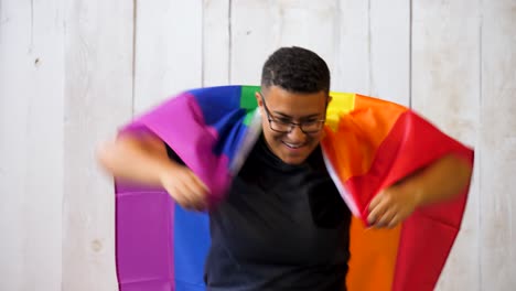Persona-Negra-Gay-Queer-Con-Bandera-Del-Orgullo