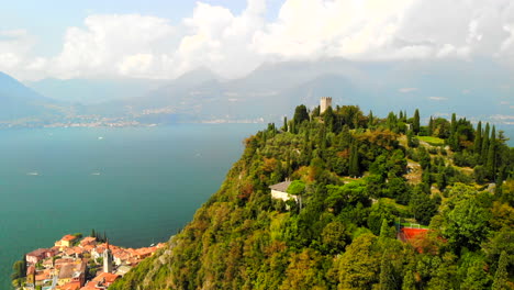 Drone-shot-of-Varenna,-Italy,-with-view-of-Lake-Como-and-Castello-di-Vezio