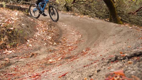 Zeitlupenvideo-Eines-Mountainbike-Fahrers,-Der-Auf-Dem-Trail-Stürzt