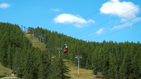 Teleférico-En-Las-Montañas-De-Los-Hautes-alpes