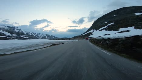 Eine-Landschaftlich-Reizvolle-Fahrt-Durch-Die-Norwegische-Landschaft,-Die-Einem-Anderen-Fahrzeug-Folgt