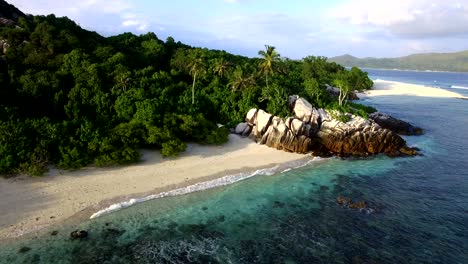Luftaufnahme-Eines-Abgelegenen-Strandes-Auf-Cousin-Island-Auf-Den-Seychellen