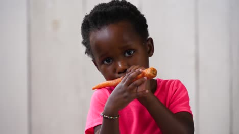 Kleines-Afrikanisches-Mädchen-Mag-Keine-Karotten