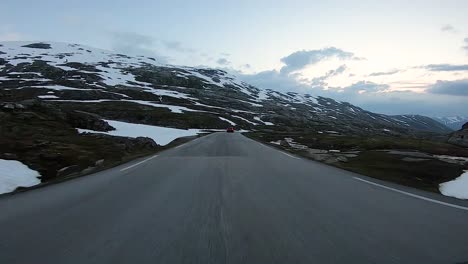 Eine-Landschaftlich-Reizvolle-Fahrt-Durch-Die-Norwegische-Landschaft,-Die-Einem-Anderen-Fahrzeug-Folgt