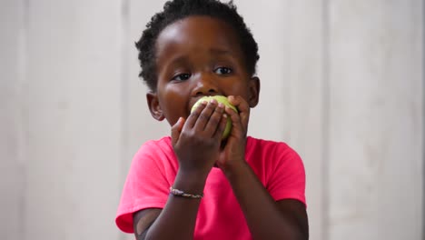 Süßes-Afrikanisches-Mädchen,-Das-Einen-Apfel-Isst