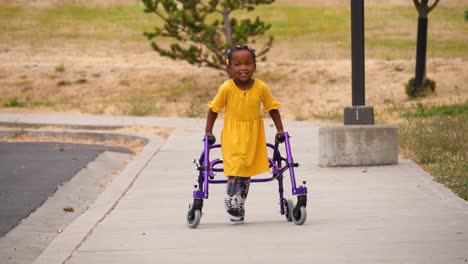 Mädchen-Mit-Zerebraler-Lähmung,-Die-Ihren-Rollator-Für-Die-Mobilität-Verwendet