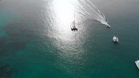 Luftaufnahme-Von-Booten-Und-Yachten-Im-Türkisfarbenen-Wasser-Des-Indischen-Ozeans-Rund-Um-La-Digue,-Einer-Insel-Der-Seychellen