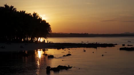 Flut-Rollt-Von-Einem-Tropischen-Strand-Bei-Sonnenuntergang