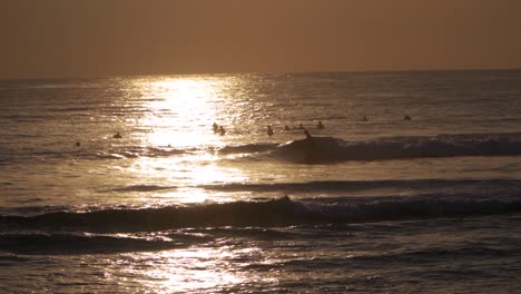 Surfer-In-Silhouette-Am-Späten-Abend---Slomo