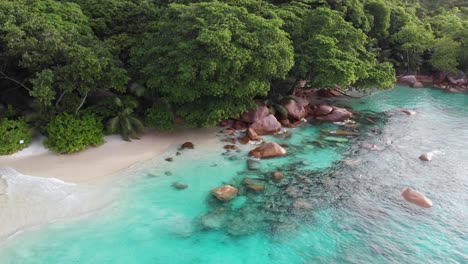 Vista-Aérea-De-Las-Playas-Más-Hermosas-Y-Aguas-Turquesas-De-Las-Seychelles